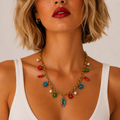 Pierette, collier chaîne dorée à médaillon tomates cerises, fleurs de rocaille et piments, porté, Perle Moi Ça