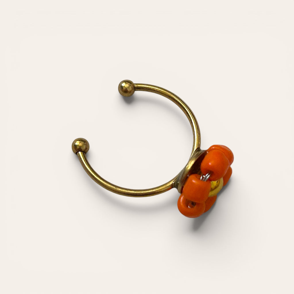 Suzette, bague fleur en perles de rocaille orange, anneau ajustable doré, centre perle jaune, faite main à Châteauroux, Perle Moi Ça
