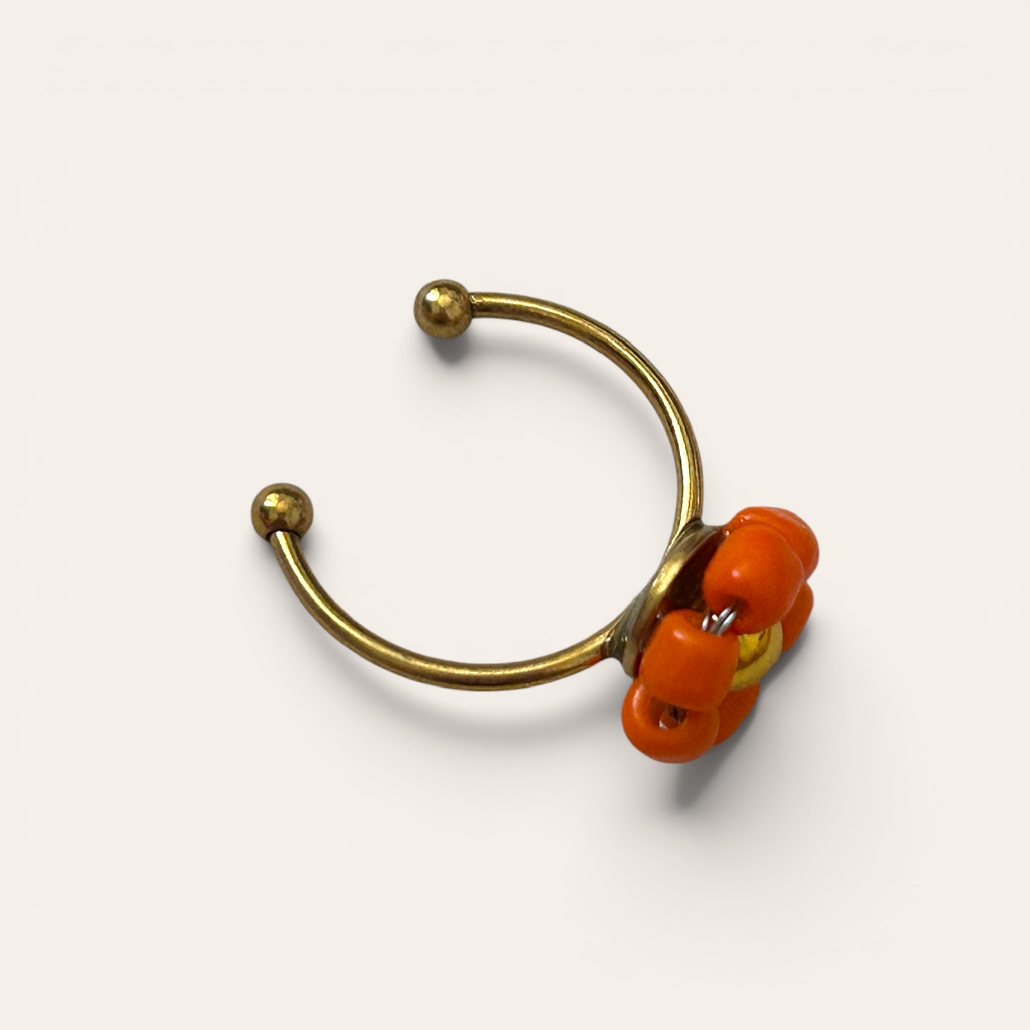 Suzette, bague fleur en perles de rocaille orange, anneau ajustable doré, centre perle jaune, faite main à Châteauroux, Perle Moi Ça