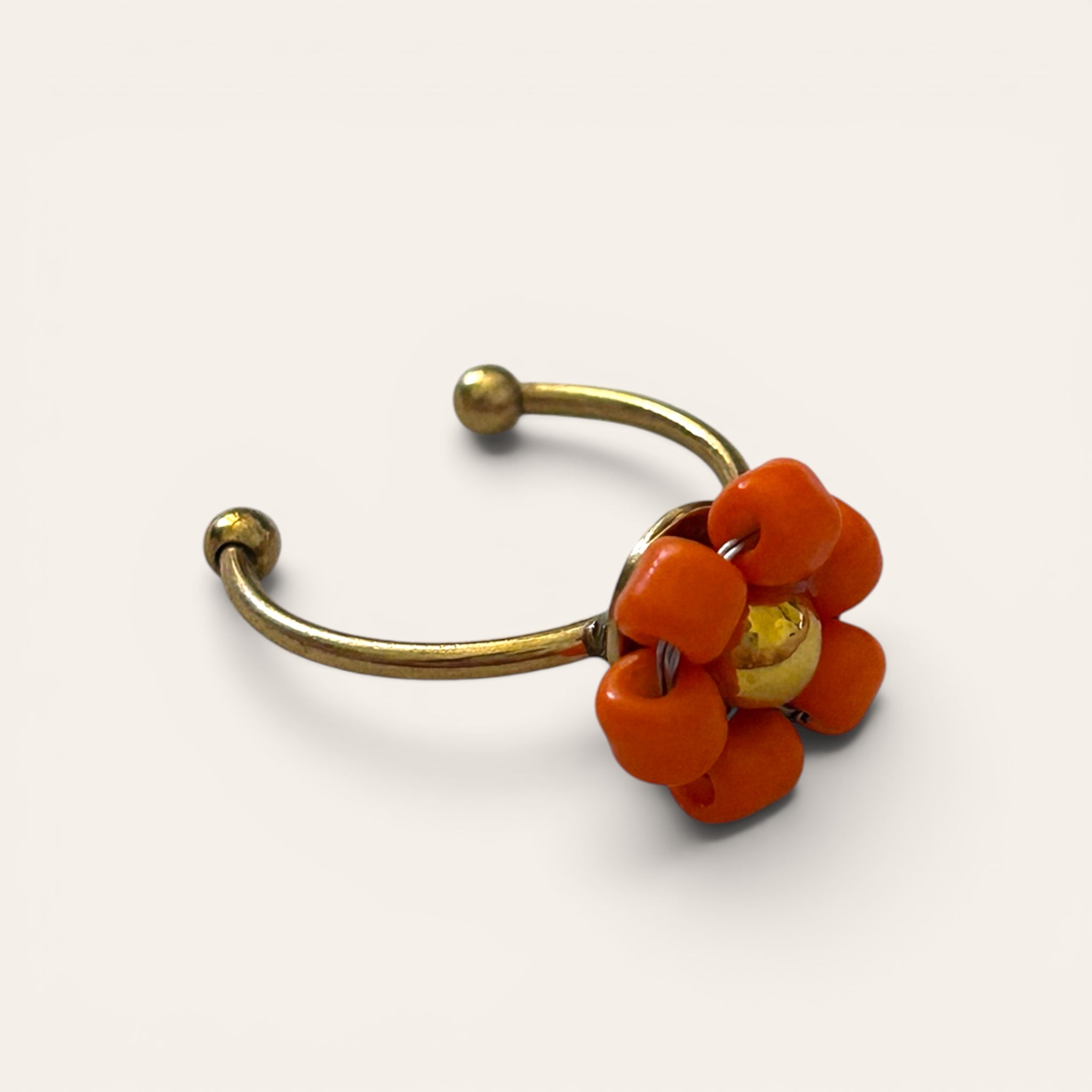 Suzette, bague fleur en perles de rocaille orange, anneau ajustable doré, faite main à Châteauroux, Perle Moi Ça