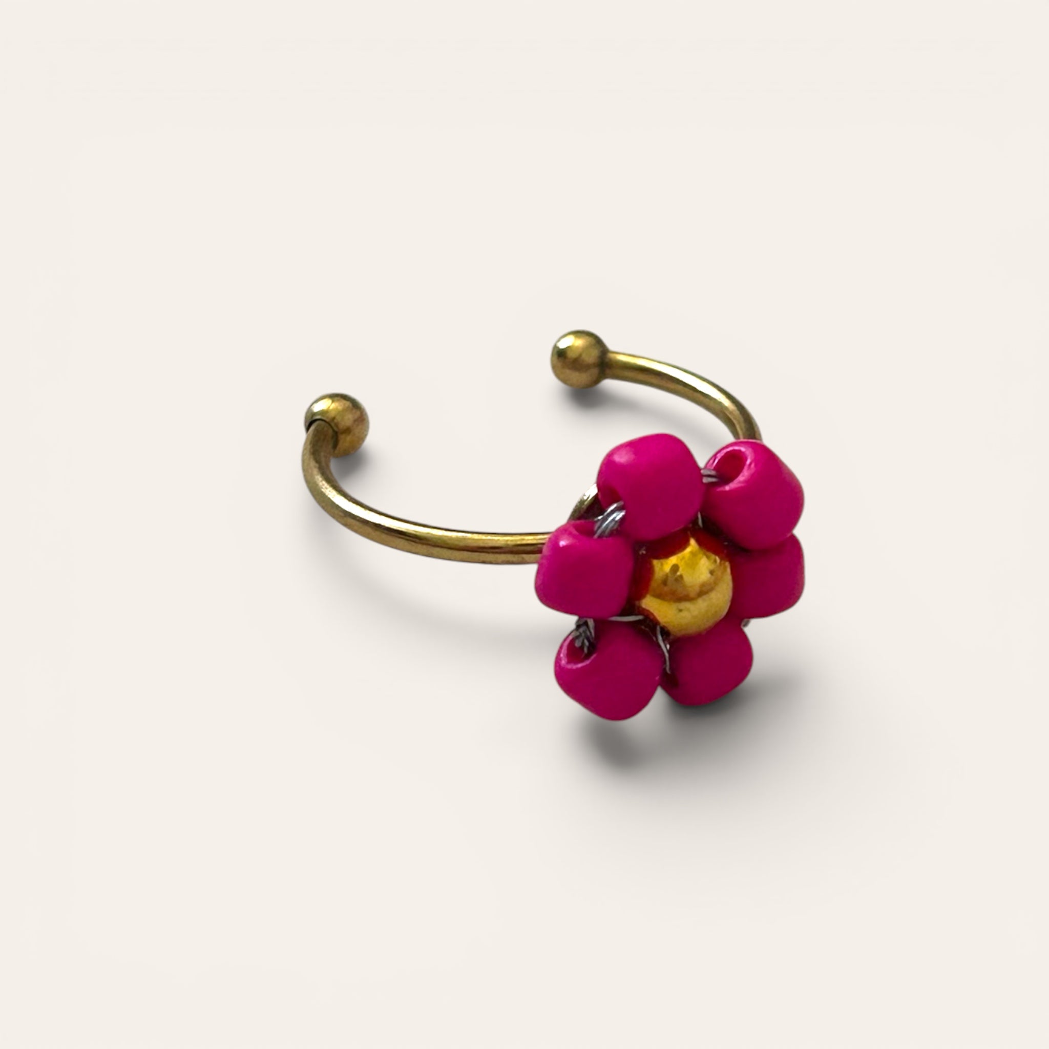 Suzette, bague fleur en perles de rocaille rose fuchsia, anneau ajustable doré, centre perle dorée, faite main à Châteauroux, Perle Moi Ça