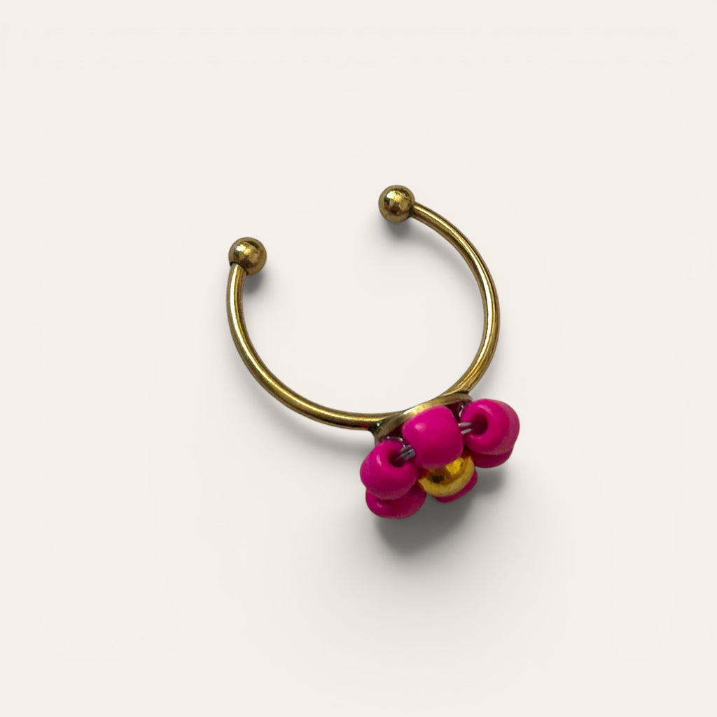 Suzette, bague fleur en perles de rocaille rose fuchsia, vue de dos, anneau ajustable doré, centre perle dorée, faite main à Châteauroux, Perle Moi Ça