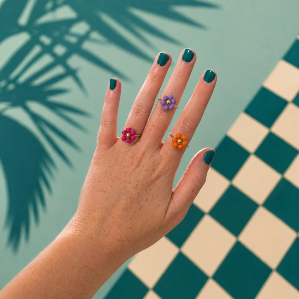 Suzette, bague fleur en perles de rocaille, modèles rose, violet et orange portés sur la main, faites main à Châteauroux, Perle Moi Ça