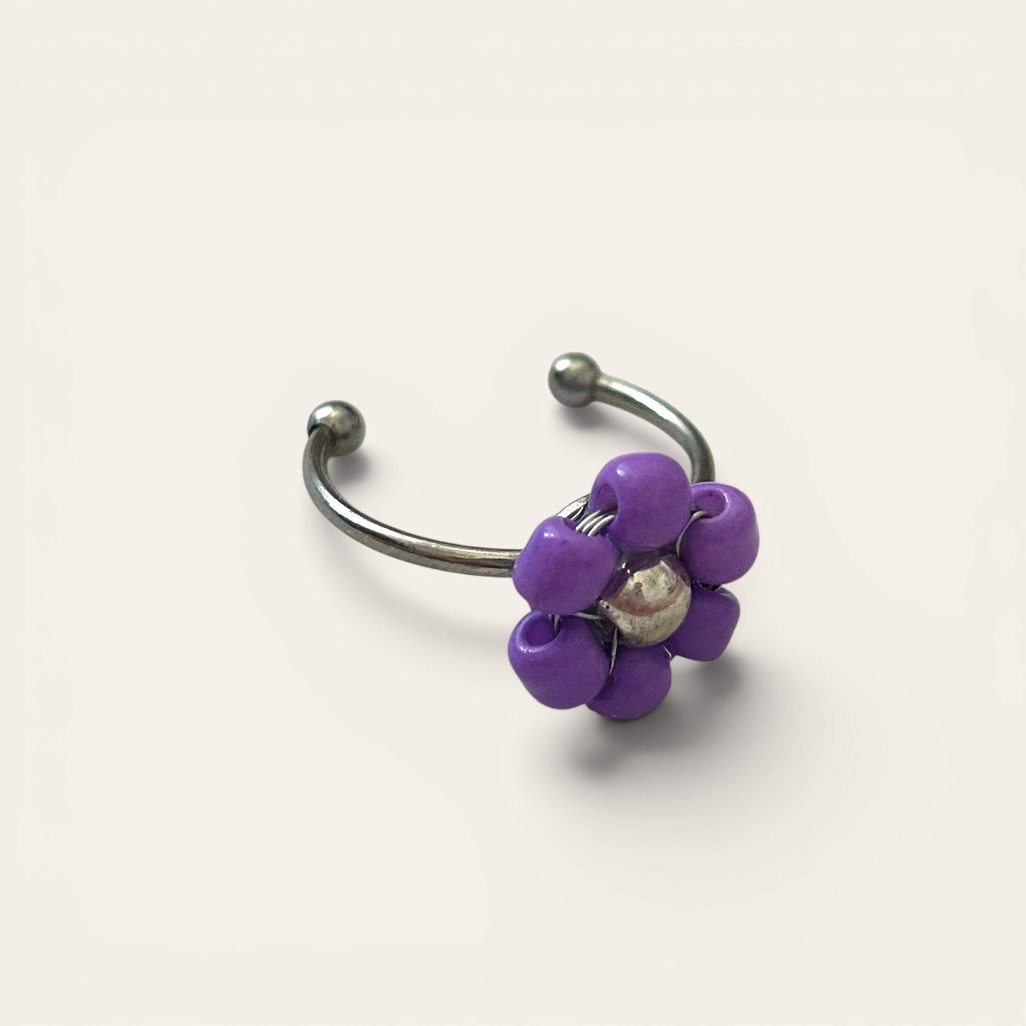 Suzette, bague fleur en perles de rocaille violet mat, anneau ajustable argenté, centre perle argentée, faite main à Châteauroux, Perle Moi Ça