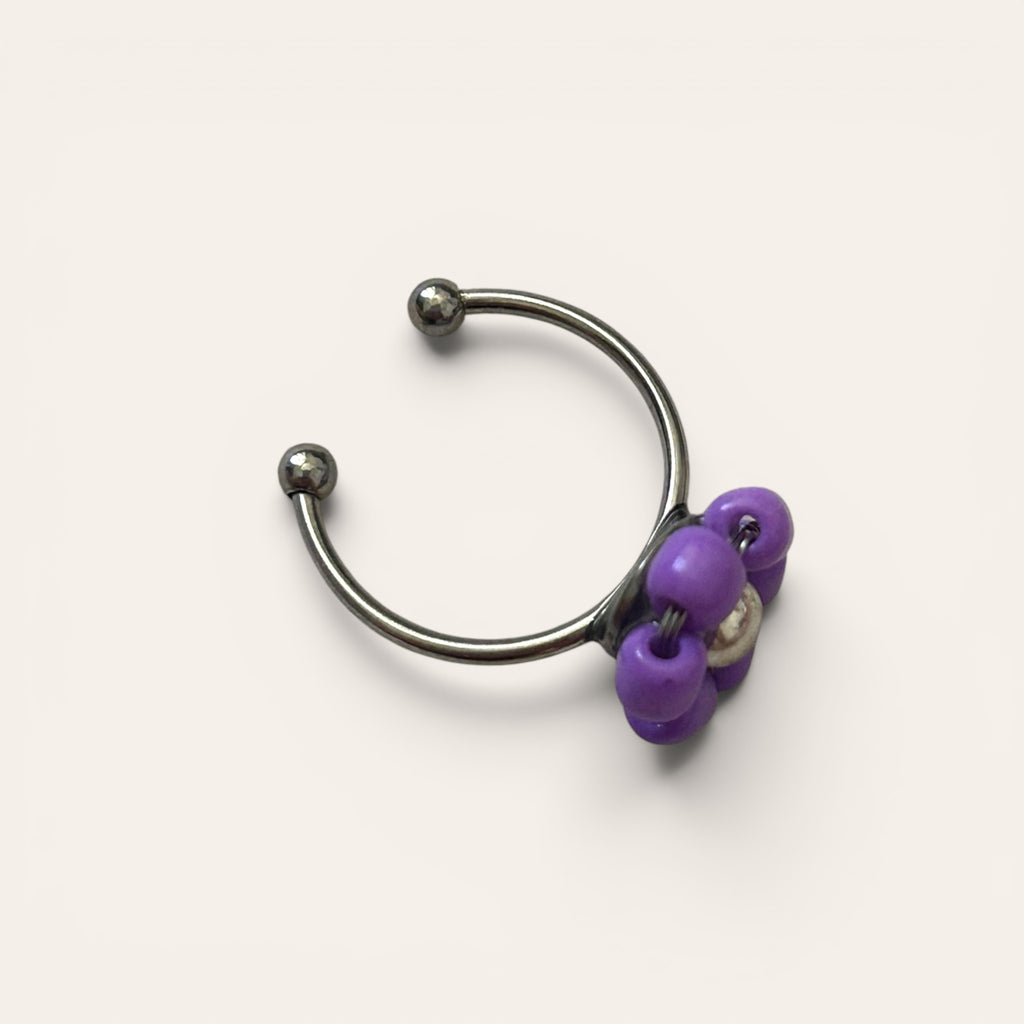 Suzette, bague fleur en perles de rocaille violet mat, vue de dos, anneau ajustable argenté, faite main à Châteauroux, Perle Moi Ça